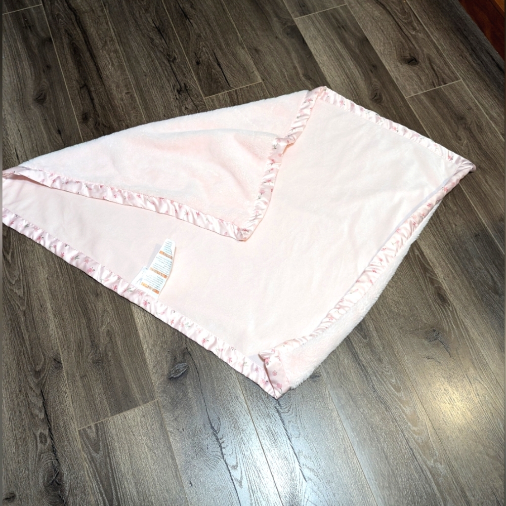 Gerber. Modern moments Soft Pink Baby Blanket with Satin Trim. Floral Trim. EUC.